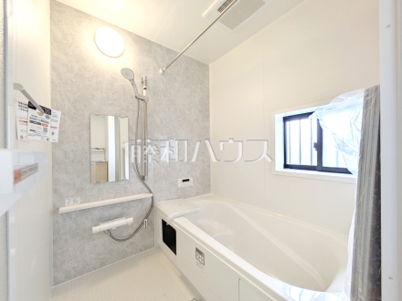 B号棟　浴室　【日野市落川】
浴室は換気・乾燥・暖房機付きで、入浴前も入浴後も快適です。　／撮影日2026/04/06