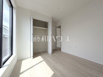 B号棟　居室　【日野市落川】
全居室角部屋仕様で2面採光を実現！お天気の良い日には窓を開けて換気もできるので気持ち良いですね。　／撮影日2026/04/06