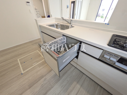 B号棟　食器洗い乾燥機　【日野市落川】　まとめ洗いができ、乾燥まで行ってくれる食器洗い乾燥機で食事の後片付けが楽になります。　／撮影日2026/04/06