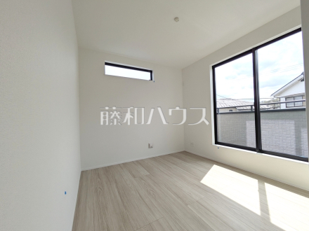 B号棟　居室　【日野市落川】
各居室は2面採光により、明るく開放的な空間となっています。　／撮影日2026/04/06