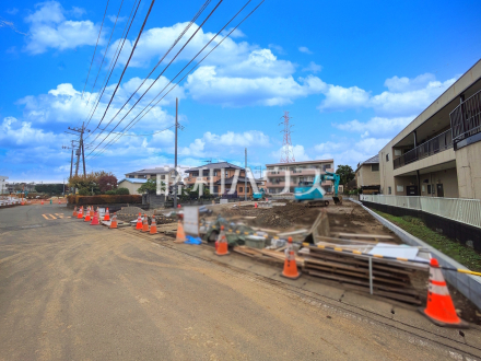 接道状況および現場風景　【日野市日野本町６丁目】充実した新たな生活を、「あったらいいな」がある、この地から始めてみませんか？鮮やかな青空と暮らすこの土地で・・・。／撮影日2025/11/02