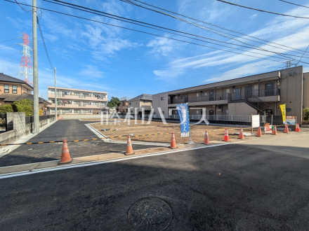 接道状況および現場風景　
周辺環境はもちろん、日当たりや設備仕様など、実際に行ってみないと分からないことも多くございます。営業担当がご案内いたしますので、お気軽にお問い合わせください。／撮影日2025/11/27