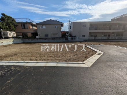 接道状況および現場風景　【日野市日野本町６丁目】
見学はしたいけど、なかなか時間が取れない・・・そんな方に出勤前や仕事終わりにマイホームを見学できるサポートをいたします。／撮影日2025/11/27