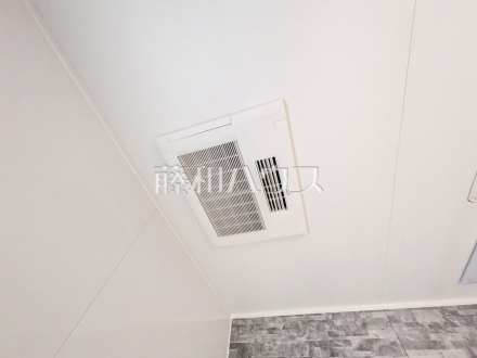 浴室乾燥機(浴室内上部)　雨の日の強い味方！浴室換気乾燥機付きユニットバスで洗濯物が乾かせます。 
／撮影日2026/01/16