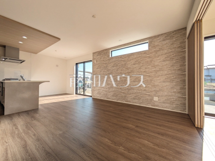 住まいを決める上で重要な「耐震性」。耐震等級とは建物の強さ・強度の指針で、品確法で定められた住宅性能表示です。3等級ある中で最も高い等級が3で、等級１の1.5倍の耐震性を誇ります。
8号棟　リビング／撮影日2026/01/16