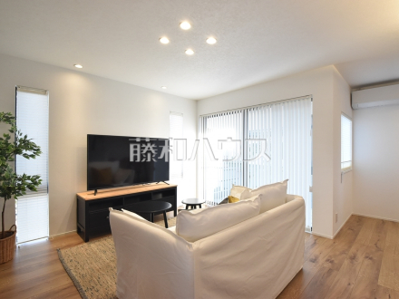 建物プラン例（内観） リビング南側にはお庭に出られる大きな窓を配置しております。防犯上のことも考えシャッターも設置しておりますので夜間は安心してお休み頂けます。　
[参考プラン] 
建物価格：1,540万円（税込）　建物面積：88.02m&sup2;／撮影日2022/11/04