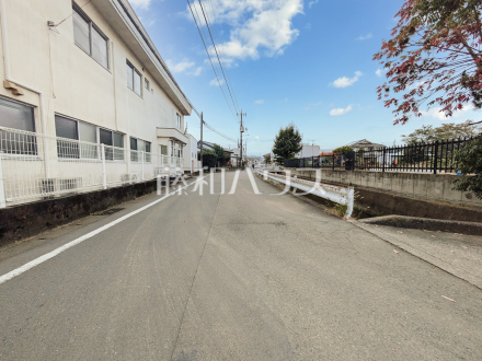 接道状況および現場風景　【日野市大字上田】　前面道路幅も７mあるので、全体としての見通しがよく、すれ違いや車を出し入れする際も安心です。／撮影日2025/10/31