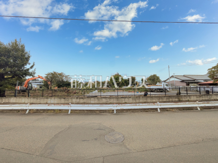 接道状況および現場風景　【日野市大字上田】周辺環境はもちろん、日当たりや設備仕様など、実際に行ってみないと分からないことも多くございます。営業担当がご案内いたしますので、お気軽にお問い合わせください。／撮影日2025/10/31