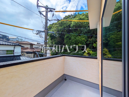 バルコニーには明るい光が差し込みますので、洗濯物もすぐに乾きそうです♪　バルコニー　【福岡市東区香住ヶ丘５丁目】／撮影日2025/09/26