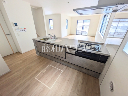 お料理上手な方が、独壇場で料理の腕前を披露できる対面キッチンです。　キッチン　【福岡市東区香住ヶ丘５丁目】／撮影日2025/09/26