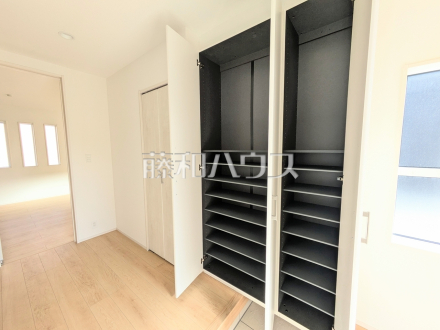 1号棟　玄関収納　【春日井市西高山町２丁目】／撮影日2026/03/07