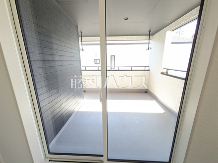 3号棟　インナーバルコニーへの窓　【春日井市西高山町２丁目】／撮影日2026/03/08