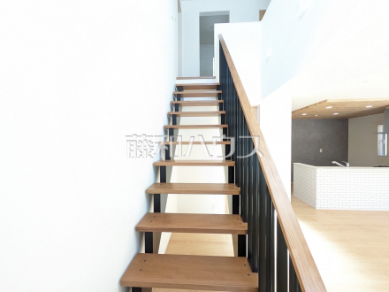 4号棟　リビングイン階段　【春日井市西高山町２丁目】／撮影日2026/03/08