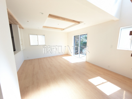 4号棟　リビング　【春日井市西高山町２丁目】／撮影日2026/03/08