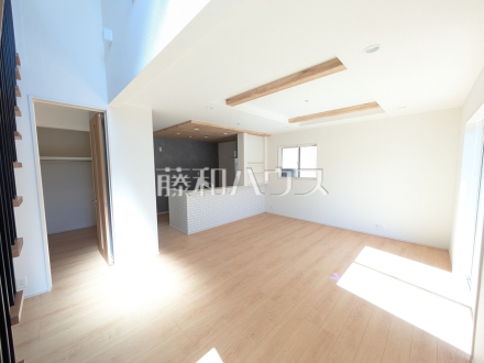 4号棟　リビング　【春日井市西高山町２丁目】／撮影日2026/03/08