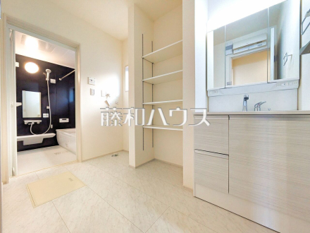 4号棟　洗面室【清瀬市下宿２丁目】 
三面鏡付きの洗面台。鏡の裏にも収納があり、歯ブラシや化粧品等もすっきり収納できます。　／撮影日2026/01/22