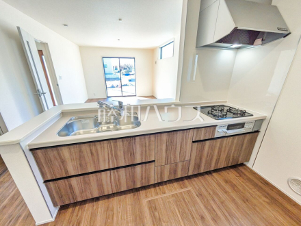 4号棟　 オールスライド収納のキッチンは、重たい物が入っていても楽々引き出せて収納しやすいです。 　【清瀬市下宿２丁目】／撮影日2026/01/22