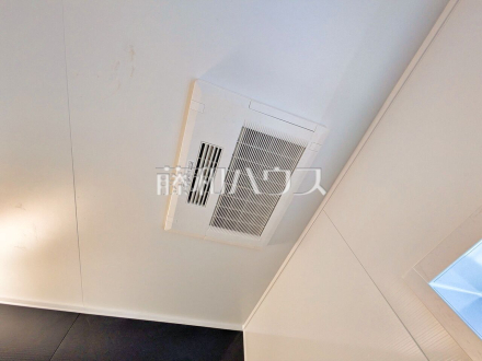 浴室乾燥機(浴室内上部)　雨の日の強い味方！浴室換気乾燥機付きユニットバスで洗濯物が乾かせます。／撮影日2026/01/22