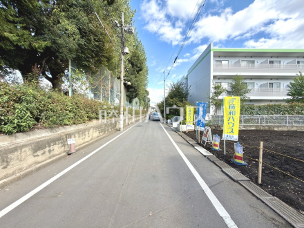 接道状況および現場風景　【日野市多摩平３丁目】前面道路幅も6mあるので、全体としての見通しがよく、すれ違いや車を出し入れする際も安心です。／撮影日2025/10/27