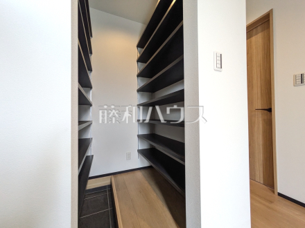 3号棟　シューズインクローゼット　【三鷹市北野２丁目】／撮影日2026/03/16