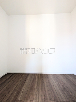 《ウォークインクローゼット》収納力豊富なウォークインクローゼットで、バッグや小物類も片付きます　【狛江市岩戸南３丁目】／撮影日2025/12/12