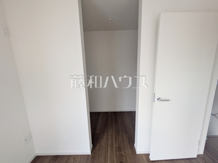 《ウォークインクローゼット》収納力豊富なウォークインクローゼットで、バッグや小物類も片付きます　【狛江市岩戸南３丁目】／撮影日2025/12/06