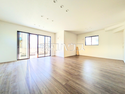 ≪リビング≫約17帖＋約5帖のゆったりリビング。家族でテーブルを囲む素敵な時間をお愉しみ下さい。 　【狛江市岩戸南３丁目】／撮影日2025/12/12