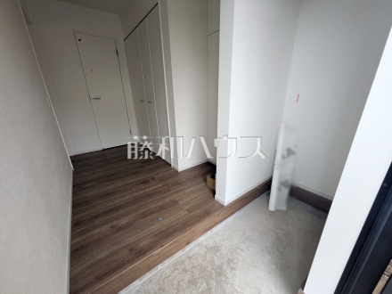 ≪玄関≫ 土間収納にはアウトドアやガーデニンググッズを保管できて、玄関を綺麗に保てます。 　【狛江市岩戸南３丁目】／撮影日2025/12/06