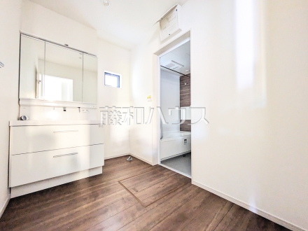 ≪洗面室≫三面鏡付きの洗面台。鏡の裏にも収納があり、歯ブラシや化粧品等もすっきり収納できます。　【狛江市岩戸南３丁目】／撮影日2025/12/12