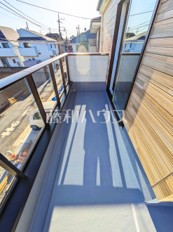 ≪バルコニー≫  戸建住宅が立ち並ぶ住宅地。静かな時間の流れ。ゆっくりと傾きを変えていく陽の光が清楚な家々を色鮮やかに演出してくれます。 【狛江市岩戸南３丁目】／撮影日2025/12/12