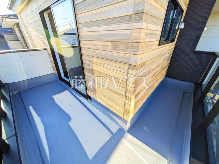 ≪バルコニー≫ 南向きのバルコニーは日差しもたっぷり注ぎ、お洗濯物もよく乾きます。 【狛江市岩戸南３丁目】／撮影日2025/12/12