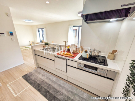  お食事やお茶の準備中でもお子様に目が届き、ご家族と会話を楽しめる家族思いの対面式キッチンです。 【清瀬市中里３丁目】／撮影日2026/03/17