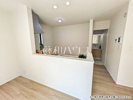  カウンターキッチン越しでの会話が、家族団らんのスタートです。 【清瀬市中里３丁目】／撮影日2026/03/17