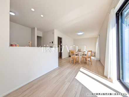  ナチュラルな色を基調とした落ち着きのあるリビングダイニングは、リラックスできる癒し空間です。 　【清瀬市中里３丁目】／撮影日2026/03/17