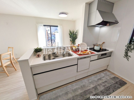  対面式のカウンターキッチンは、いつでもご家族を感じられる空間作りの重要ポイントになりそうです。 【清瀬市中里３丁目】／撮影日2026/03/17