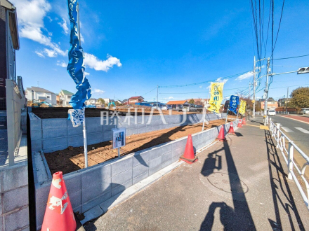 接道状況および現場風景　【東久留米市下里２丁目】公道5ｍに面した全12区画！ライフプランをぜひお聞かせください。／撮影日2026/01/30