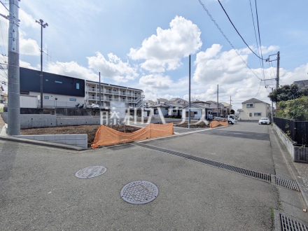 接道状況および現場風景　【多摩市連光寺２丁目】綺麗な整形地のため、イメージをカタチにしやすい土地／撮影日2026/04/06