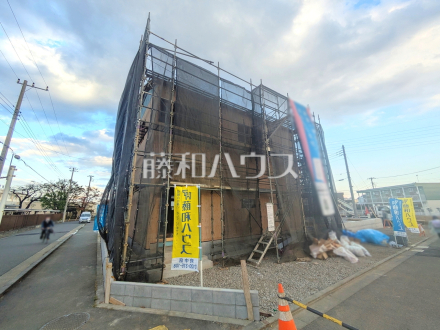 ≪4号棟　接道状況≫周辺は落ち着いた雰囲気の住宅地です。小さなお子様がいるご家庭も安心です。　【府中市日新町４丁目】／撮影日2025/11/14