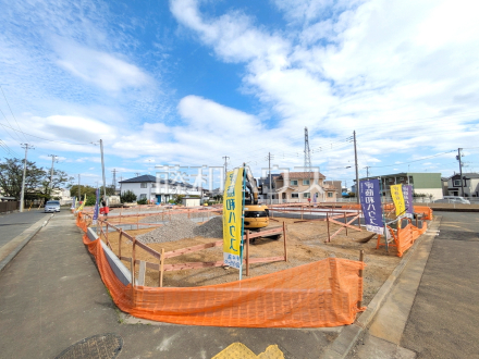 ≪4号棟　接道状況≫周辺は落ち着いた雰囲気の住宅地です。小さなお子様がいるご家庭も安心です。　【府中市日新町４丁目】／撮影日2025/10/10