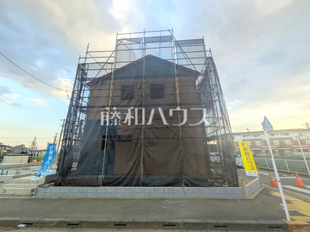 ≪4号棟　外観≫順調に工事が進んでいます。実際の街並みの様子が段々見えて参りました。ぜひ実際に現地をご見学下さいませ。【府中市日新町４丁目】／撮影日2025/11/14