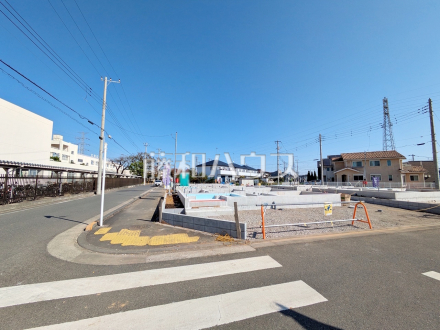 ≪4号棟　接道状況≫周辺は落ち着いた雰囲気の住宅地です。小さなお子様がいるご家庭も安心です。　【府中市日新町４丁目】／撮影日2025/11/07