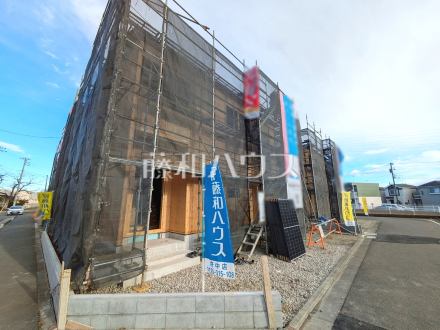 ≪4号棟　外観≫順調に工事が進んでいます。実際の街並みの様子が段々見えて参りました。ぜひ実際に現地をご見学下さいませ。【府中市日新町４丁目】／撮影日2025/12/26