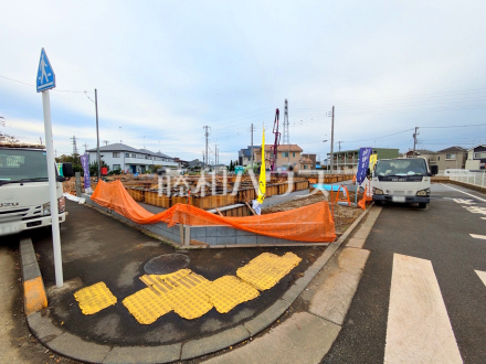 ≪4号棟　接道状況≫周辺は落ち着いた雰囲気の住宅地です。小さなお子様がいるご家庭も安心です。　【府中市日新町４丁目】／撮影日2025/10/24