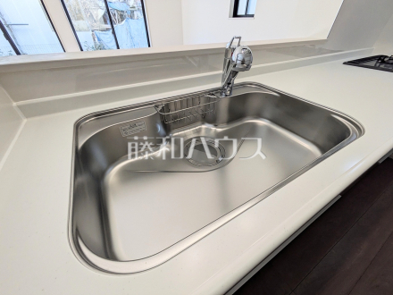 M号棟　浄水器一体型水栓　【府中市日新町５丁目】　いつでもおいしいお水が飲める浄水器一体型水栓も完備 
／撮影日2026/01/25