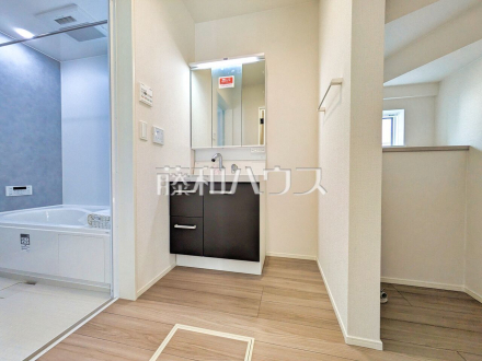  三面鏡付きの洗面台。鏡の裏にも収納があり、歯ブラシや化粧品等もすっきり収納できます。 【西東京市北町３丁目】／撮影日2026/02/05