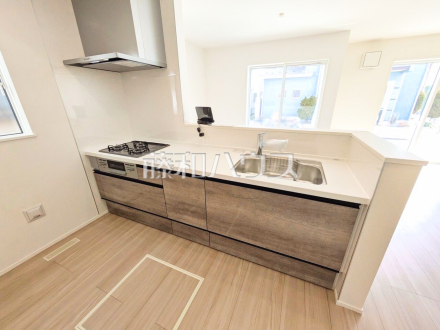  ご家族やお友達とのお食事やティータイムを楽しめる対面キッチン。お食事やお茶の準備をしながらでも、自然と会話の輪が広がります。 【西東京市北町３丁目】／撮影日2026/02/05