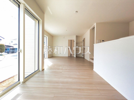  たっぷりの日差しや心地良い風が入る、広々としたリビングが魅力 。 採光溢れるリビングで、家族団らんのひと時をお過ごし下さい。 【西東京市北町３丁目】／撮影日2026/02/05