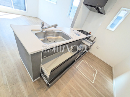 2号棟　キッチン　使いやすくスタイリッシュなシステムキッチンには、毎日お使いになる方の視点が存分に活かされています。【日野市大字日野】／撮影日2025/10/17