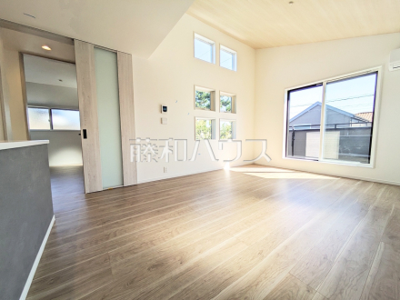 2号棟　リビング　2階リビングは天井高があり開放的な空間に仕上がっております。【日野市大字日野】／撮影日2025/10/17