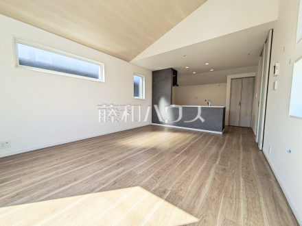 2号棟　リビング　2階リビングのため道路からの視線が気にならず、プライベート時間をリラックスして過ごせます。【日野市大字日野】／撮影日2025/10/17